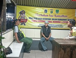 Jaga Keamanan Malam, Piket Binmas Polsek Kemayoran Sambangi Siskamling RW 02 Kebon Kosong
