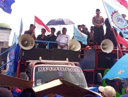 Sholawat: Buruh dan Polisi Gelar Doa Bersama di Tengah Penyampaian Pendapat