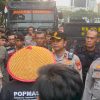 Kapolsek Metro Gambir dan Wakapolda Metro Jaya Tenangkan Massa Aksi di Silang Monas Selatan