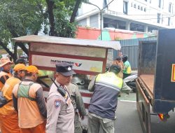 Tertibkan Parkir Liar dan Trotoar, Polsek Metro Menteng Bersama Tiga Pilar Gelar Penertiban Terpadu