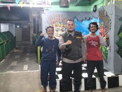 Bhabinkamtibmas Menteng  Sambangi Satkamling, Ajak Warga Aktif Cegah Kejahatan Malam Hari