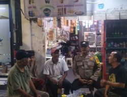 Sambang Door to Door, Bhabinkamtibmas Johar Baru Ajak Warga Bersatu Jaga Kamtibmas