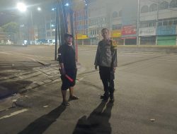 Bhabinkamtibmas Sambangi Satkamling RW 08 Petojo Utara, Ajak Warga Aktif Jaga Lingkungan