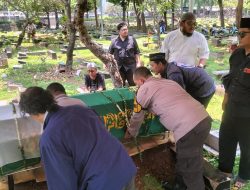 Bhabinkamtibmas Menteng  Hadiri Takziah dan Antar Pemakaman Ibunda Ketua RT di TPU Karet Bivak