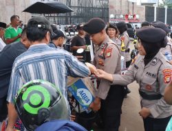Polisi Bagikan Air dan Roti untuk Massa Aksi di Depan Gedung DPR