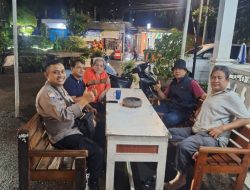 Bhabinkamtibmas Pegangsaan Sambangi Satkamling Tengah Malam, Ajak Warga Waspada Kejahatan Dini Hari