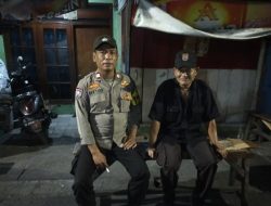 Sambangi Pos Kamling RW 01 Galur Dini Hari, Bhabinkamtibmas Perkuat Keamanan Lingkungan.