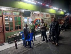 Bhabinkamtibmas Duri Pulo jalin keakraban dengan warga saat sambang Pos Kamling RW 07