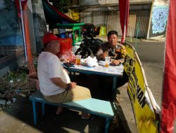 Sinergi Polisi dan Warga, Bhabinkamtibmas Kebon Sirih Pantau Perbatasan Kalipasir Antisipasi Tawuran Malam Hari