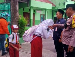 Bhabinkamtibmas Gondangdia Bantu Siswa SDN Gondangdia 03 dan Atur Lalin, Wujud Nyata Polisi Hadir untuk Masyarakat