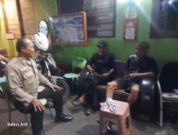 Bhabinkamtibmas Kelurahan Gambir Bangun Kedekatan Lewat Sambang Pos Kamling RW 04