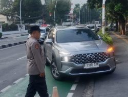 Pelayanan Prima Polri, Kapolsubsektor Cut Mutia Bantu Siswa SMA Kanisius Masuk Sekolah di Menteng Raya