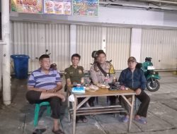 Patroli Dini Hari, Bhabinkamtibmas Jalin Komunikasi dengan Tokoh Masyarakat Gunung Sahari Selatan