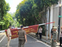 Tertibkan Spanduk Penolakan, Bhabinkamtibmas Gondangdia Dampingi Satpol PP Jaga Kondusivitas Lingkungan