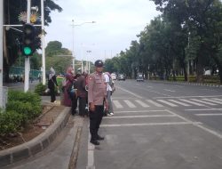 Anggota Polsubsektor Merdeka Barat Laksanakan Patroli di Sekitar Area IRTI Monas, Wujudkan Rasa Aman Bagi Pengunjung