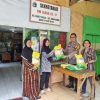 Dekat dengan Warga! Bhabinkamtibmas Karet Tengsin Sambangi RW 02, Warga Antusias Beli Beras SPHP
