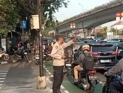Antisipasi Kemacetan dan 3C, Kapolsubsektor Tanah Tinggi Melaksanakan Gatur Lalin Pagi di TL Galur