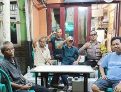Jaga Kenyamanan Warga, Bhabinkamtibmas Kampung Rawa Kunjungi Pos Kamling RW 01