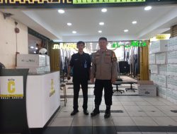 Bhabinkamtibmas Kebon Kacang Saling Koordinasi Dengan Satpam Pasar Blok C, Memastikan Wilayah Kondusif