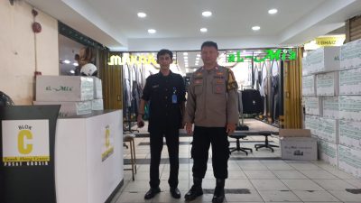 Bhabinkamtibmas Kebon Kacang Saling Koordinasi Dengan Satpam Pasar Blok C, Memastikan Wilayah Kondusif