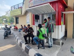 Gerai Rakyat Mart Komunitas Ojol di Gambir Jadi Wadah Kolaborasi Bhabinkamtibmas dan Pengemudi Ojol