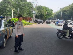 Petugas Polri Patko 1052 Atur Lalu Lintas Pagi Hari di TL Karet Bivak