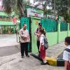Wujud Pelayanan Prima Polri, Bhabinkamtibmas Bantu Siswa SDN Gondangdia 03 Masuk Sekolah Pagi Hari