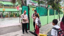 Wujud Pelayanan Prima Polri, Bhabinkamtibmas Bantu Siswa SDN Gondangdia 03 Masuk Sekolah Pagi Hari