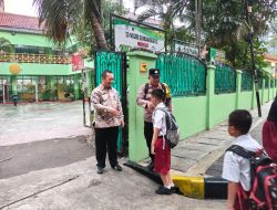Wujud Pelayanan Prima Polri, Bhabinkamtibmas Bantu Siswa SDN Gondangdia 03 Masuk Sekolah Pagi Hari