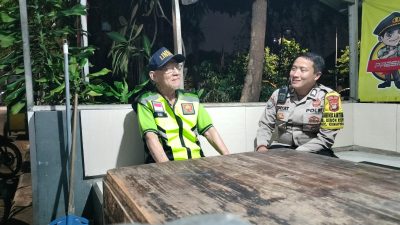 Bhabinkamtibmas Kebon Kosong Lakukan Patroli Malam Pantau Siskamling RW 02