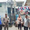 BHABINKAMTIBMAS BERSAMA STAKEHOLDER TINDAKLANJUTI ADUAN WARGA TERKAIT PENCOPOTAN TIANG PJU DI KELURAHAN GALUR