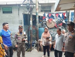 BHABINKAMTIBMAS BERSAMA STAKEHOLDER TINDAKLANJUTI ADUAN WARGA TERKAIT PENCOPOTAN TIANG PJU DI KELURAHAN GALUR