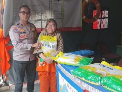 GPM Beras Bulog Tahap 2, Polsek Johar Baru Ringankan Beban Warga Kampung Rawa