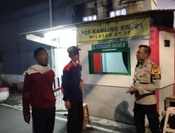 Bhabinkmatibmas Cempaka Putih Timur Sambangi Pos Kamling, Ajak Warga Aktif Wujudkan Keamanan Lingkungan