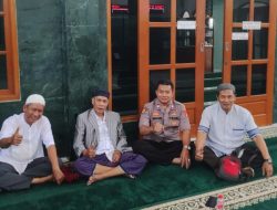 Hadir di Tengah Masyarakat, Kapolsubsektor Kayu Awet Sholat Jumat Berjamaah di Masjid Izzul Islam