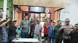 Kunjungi Pos Satkamling RW01, Bhabinkamtibmas Kampung Rawa Ajak Warga Jaga Keamanan Lingkungan