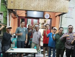 Kunjungi Pos Satkamling RW01, Bhabinkamtibmas Kampung Rawa Ajak Warga Jaga Keamanan Lingkungan