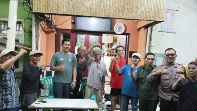 Kunjungi Pos Satkamling RW01, Bhabinkamtibmas Kampung Rawa Ajak Warga Jaga Keamanan Lingkungan