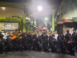 URC Pelopor Brimob Polda Metro Jaya Kunjungi Warga Galur, Patroli Jaga Jakarta Bersama Bhabinkamtibmas