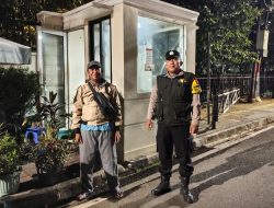 Bhabinkamtibmas Gondangdia Perkuat Keamanan Malam, Sambangi Satkamling Jalan Sumatera