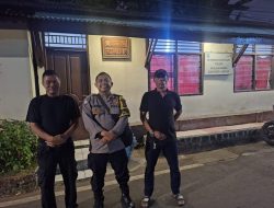 Jaga Kamtibmas Tetap Kondusif, Bhabinkamtibmas Pegangsaan Sambangi Satkamling Taman Amir Hamzah