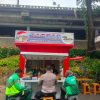 Aiptu Herru Wicahyono Jalin Kedekatan Dengan Komunitas Ojol, Ajak Bersinergi Jaga Kamtibmas Di Rakyat Mart Menteng