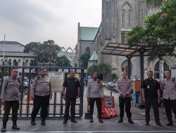 Panit Binmas Pimpin Pengamanan Misa Minggu di Gereja Katedral, Pastikan Keamanan