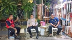 Dekat dengan Warga, Bhabinkamtibmas Cempaka Putih Timur Laksanakan Sambang Pos Kamling di Tengah Malam