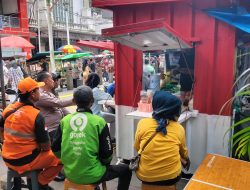 Bhabinkamtibmas Jalin Silaturahmi Hangat Dengan Komunitas Ojol, Ajak Bersama Wujudkan Keamanan Menteng Di Rakyat Mart Blora