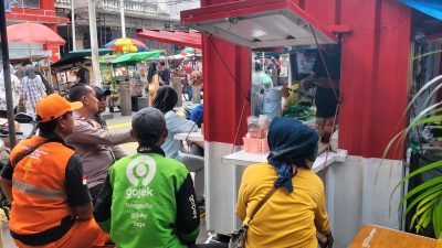Bhabinkamtibmas Jalin Silaturahmi Hangat Dengan Komunitas Ojol, Ajak Bersama Wujudkan Keamanan Menteng Di Rakyat Mart Blora