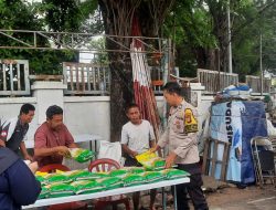 Bhabinkamtibmas Kebon Melati Sambangi RW 17 Sampaikan Imbauan, Warga Antusias Beli Beras SPHP