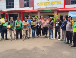 Polsek Metro Menteng Bagikan Sembako untuk Komunitas Ojol Peserta Apel Bersama Polda Metro Jaya di Monas