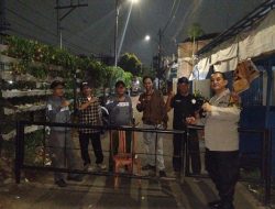 Bhabinkamtibmas Menteng  Perkuat Keamanan Lingkungan Lewat Patroli Satkamling