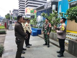 TNI–Polri Bersinergi Jaga Kamtibmas, Bhabinkamtibmas Gondangdia dan Babinsa Patroli Dialogis di Gedung Sarinah